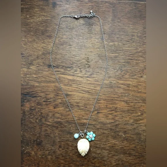 Leaf pendant with blue charms - Picture 2 of 2